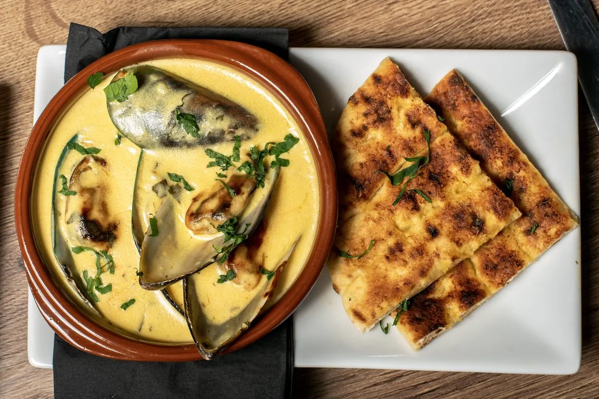 Butter Bay Mussels in a creamy lemon butter sauce, served with toasted bread